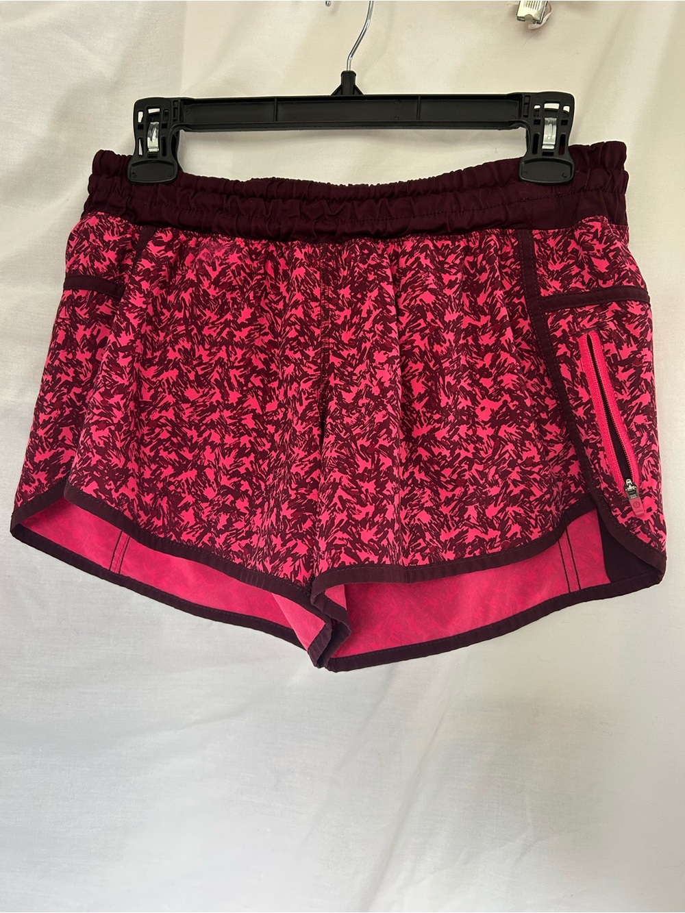 Lululemon Pink Print Tracker Lined Shorts 4” with Maroon Trim. Size 6